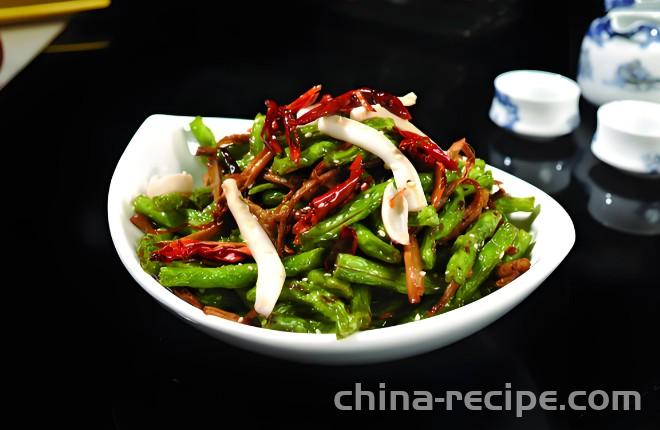 The method of stir frying green beans with tea tree mushrooms
