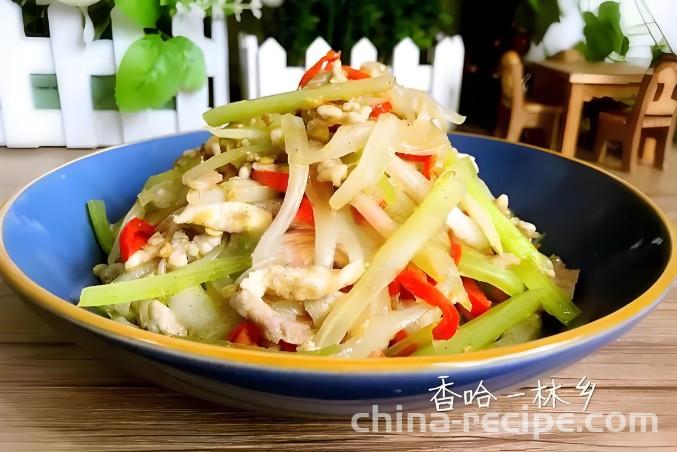 The method of stir frying shredded pork with cabbage stems, celery, and celery