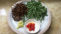茶树菇炒豆角的做法图解1