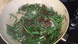 茶树菇炒豆角的做法图解3