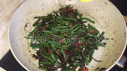 茶树菇炒豆角的做法图解5