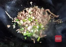 猪耳朵豆角丝炒肉的做法图解7