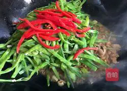 猪耳朵豆角丝炒肉的做法图解9