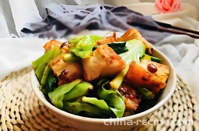 The method of hand tearing cabbage and stir frying Macau roasted meat