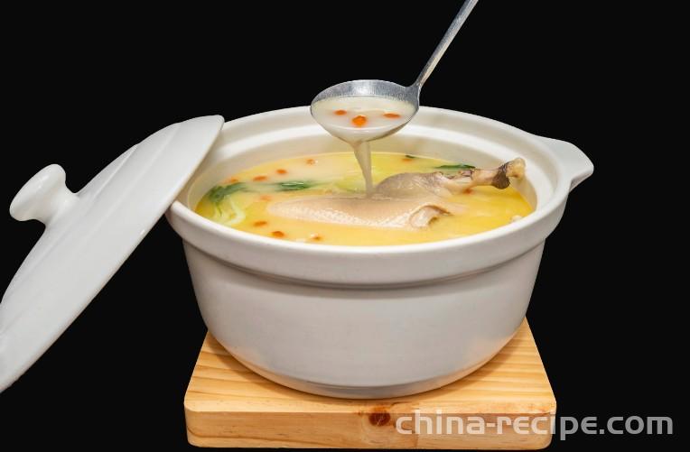 The recipe for making old duck and bamboo shoots in a clay pot