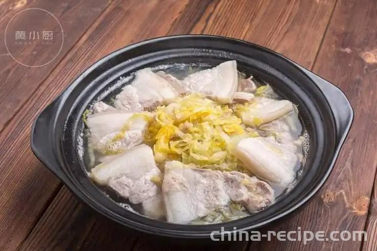 How to make pickled Chinese cabbage and white meat in casserole
