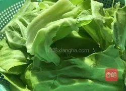 手撕包菜煸澳门烧肉的做法图解1