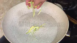 腊肉爆笋片的做法图解3