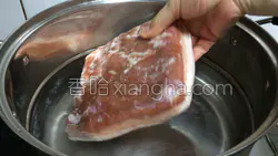 砂锅酸菜白肉的做法图解1