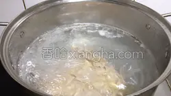 砂锅酸菜白肉的做法图解3