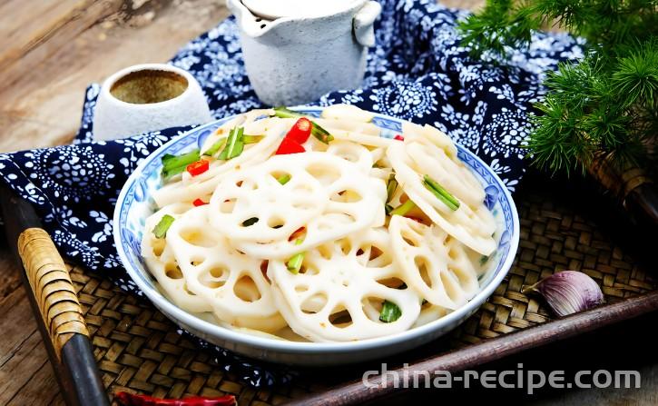 The method of mixing lotus root slices with bamboo shoots