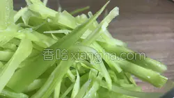 酸辣青笋丝的做法图解1