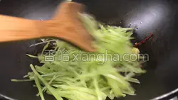 酸辣青笋丝的做法图解5