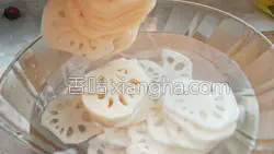 炝拌藕片的做法图解2