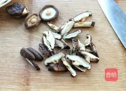 杂蔬香菇烧腐竹的做法图解3