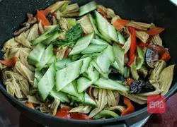 杂蔬香菇烧腐竹的做法图解11