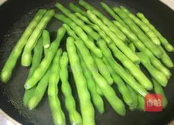 香菇酱辣炒雪豆的做法图解1