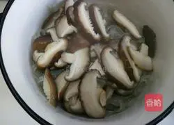 香菇薯粉汆肥羊的做法图解5