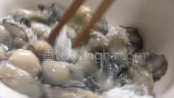 生蚝煎蛋的做法图解2