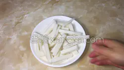 大闸蟹炒年糕的做法图解2