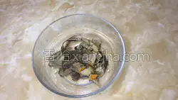 大闸蟹炒年糕的做法图解3