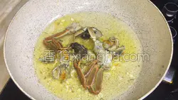 大闸蟹炒年糕的做法图解5