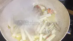 大闸蟹炒年糕的做法图解6