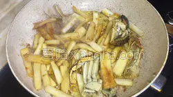 大闸蟹炒年糕的做法图解7