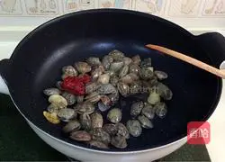 红糟炒花蛤的做法图解5
