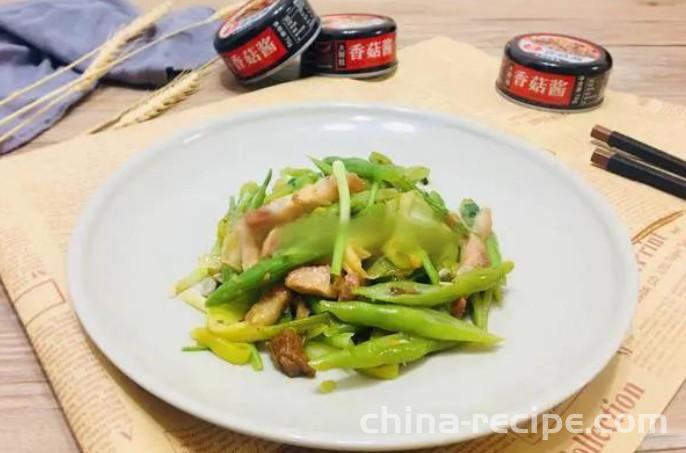 The method of stir frying snow beans with mushroom sauce and spicy sauce