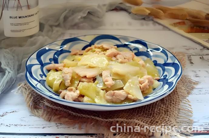 The method of stir frying meat slices with pickled vegetables