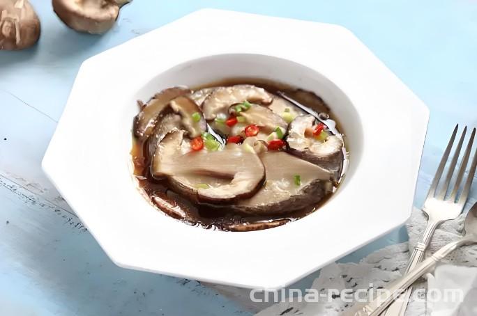 The method of steaming cod with shiitake mushrooms
