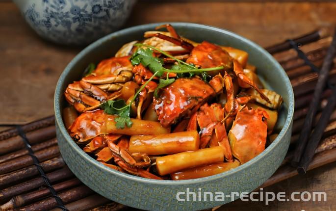 The method of stir frying rice cake with hairy crabs