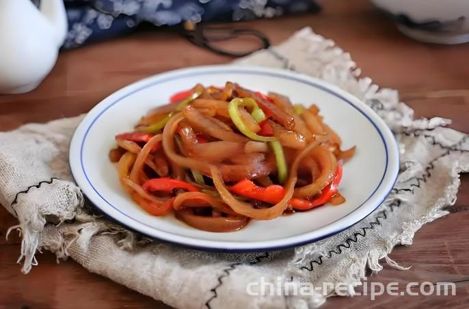 The method of stir frying pork skin with onions and chili peppers