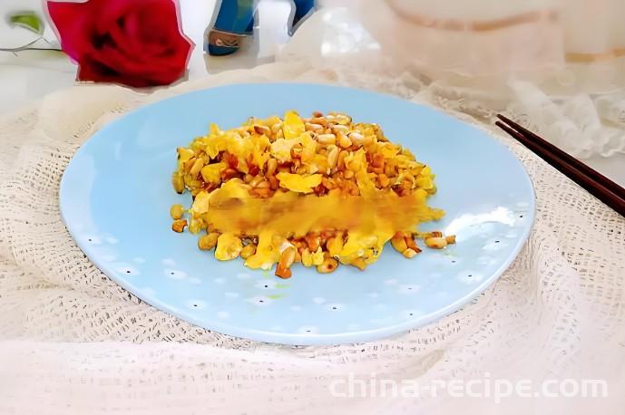 The recipe for stir frying eggs with peanuts and pine nuts