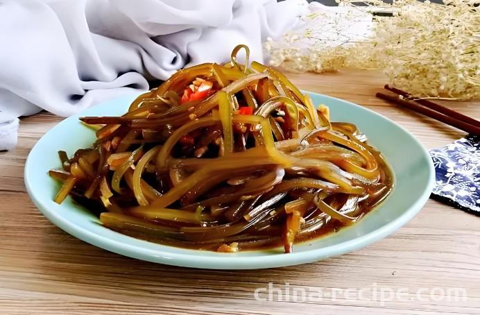 The method of stir frying seaweed with spicy sauce