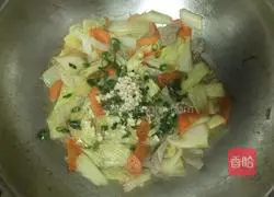 白菜炒胡萝卜的做法图解5