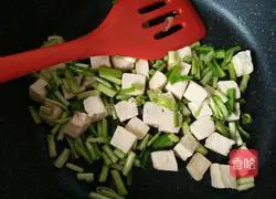 香辣青蒜苗炒豆腐的做法图解5