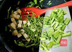 香辣青蒜苗炒豆腐的做法图解6