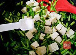 香辣青蒜苗炒豆腐的做法图解7