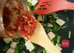 香辣青蒜苗炒豆腐的做法图解8