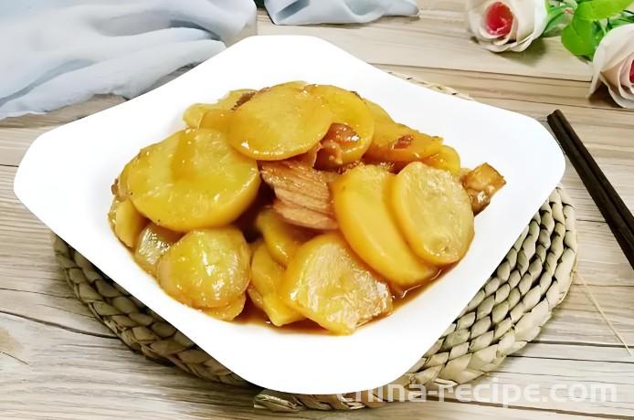 The method of cooking pork with potato slices