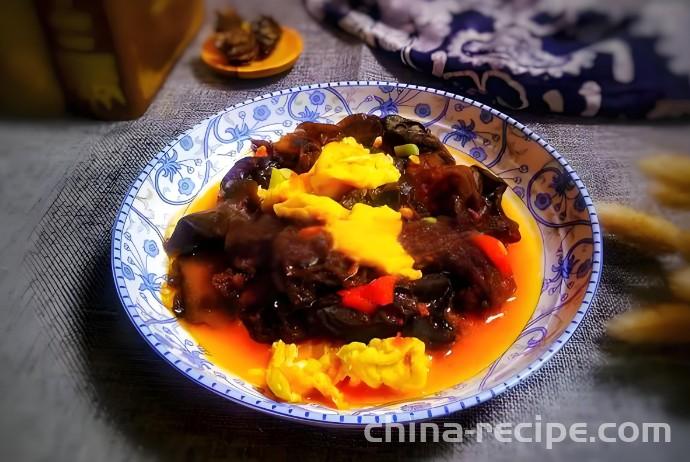 The recipe for stir frying tomatoes, eggs, and black fungus