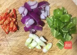 泡椒三色木耳肉片的做法图解3