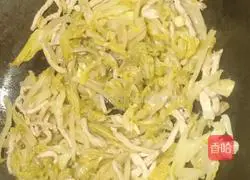 酸菜炒土豆丝的做法图解7