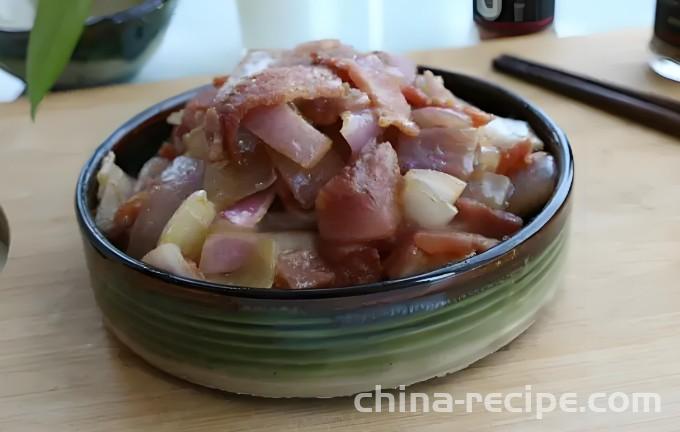 The method of stir frying bacon with onions