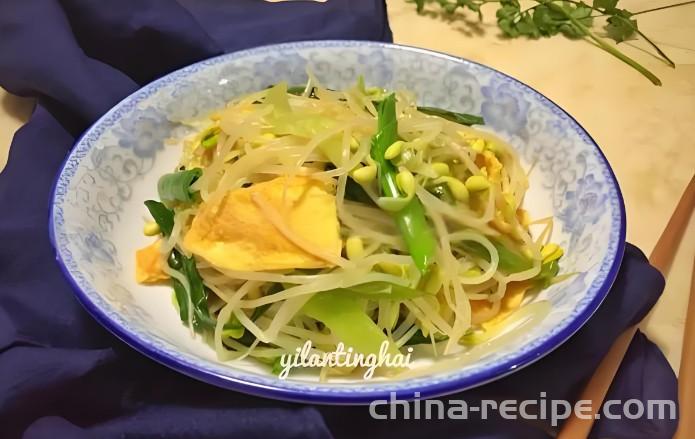The method of stir frying eggs with soybean sprouts and garlic sprouts