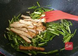 炸豆腐炒青蒜苗的做法图解7