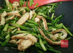 炸豆腐炒青蒜苗的做法图解9