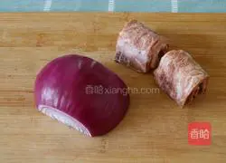洋葱炒培根的做法图解1